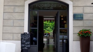 A hotel entrance with a sign reading "Fuorporta Hotel Bar." - Fuori Porta House (Bergamo)