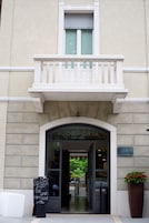 L'ingresso di un hotel con un cartello che riporta la scritta 'Fuorporta Hotel Bar'.