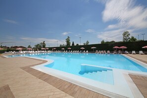 Outdoor pool - Residence Villaggio Tiglio (Sirmione)