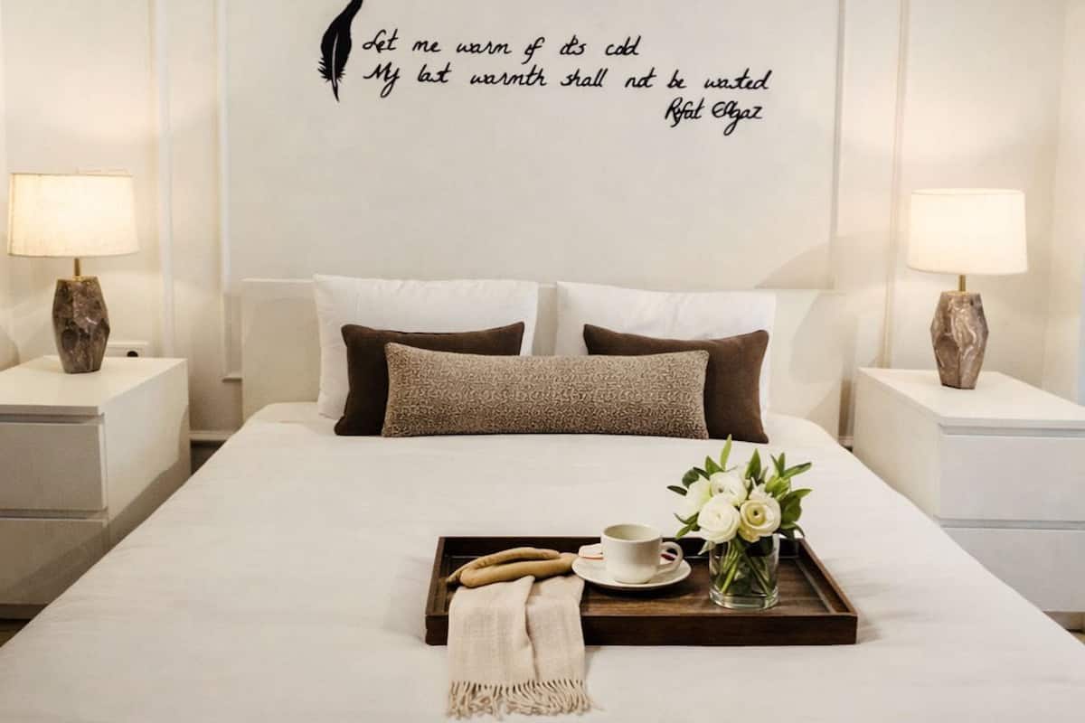 Habitación triple estándar, 1 cama King size y sofá cama | Sábanas de algodón egipcio y ropa de cama de alta calidad