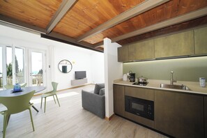 Studio, Lake View | Living area