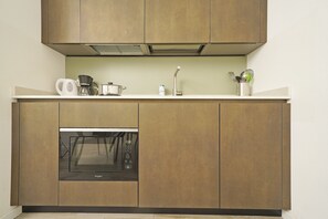 Réfrigérateur, plaque de cuisson, bouilloire électrique, grille-pain