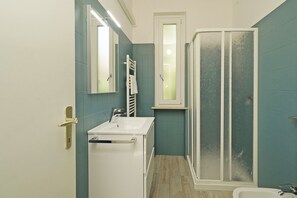 Shower, bidet, towels - Appartamenti Pratone (Garda)