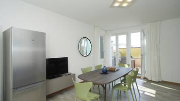 Huoneisto, 3 makuuhuonetta, järvinäköala | Oleskelualue | Televisio