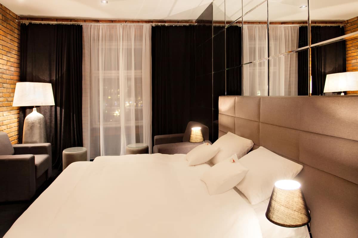 Deluxe Room, Jetted Tub | Egyptian cotton sheets, premium bedding, minibar, in-room safe