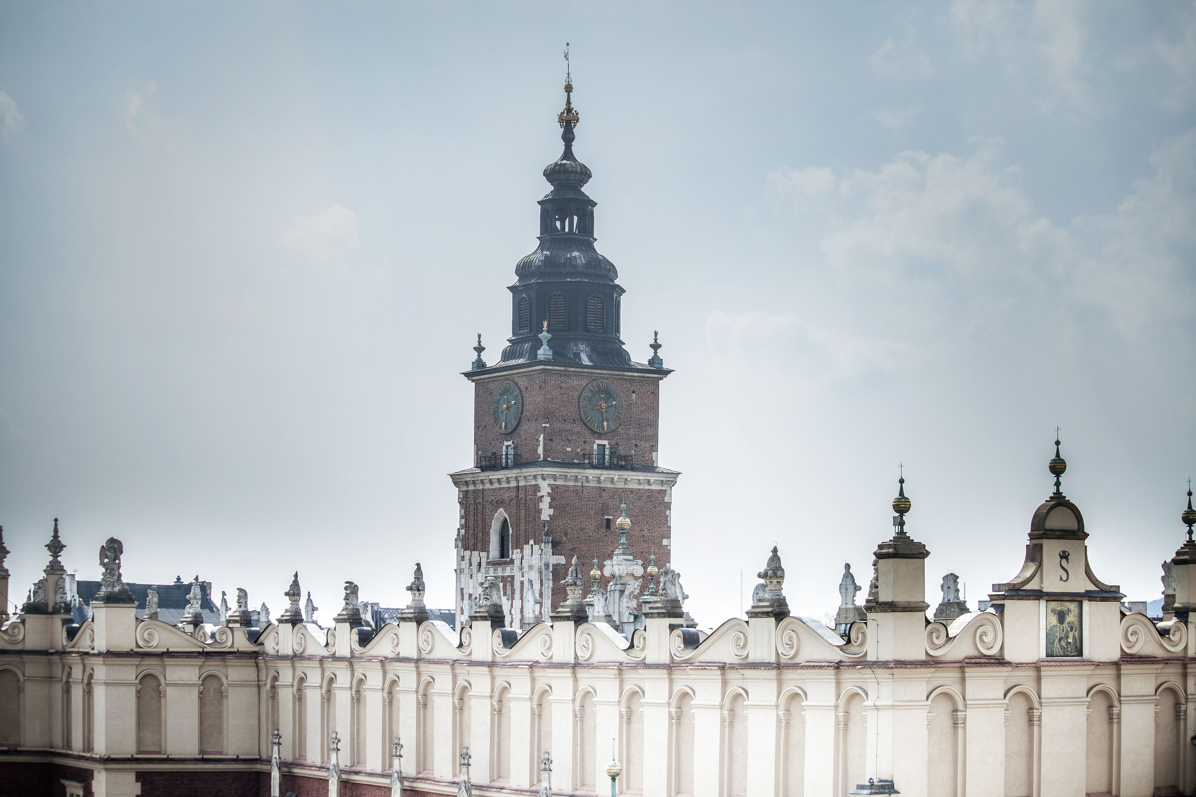 Ein historisches Gebäude mit einem markanten Glockenturm und aufwendiger Architektur.