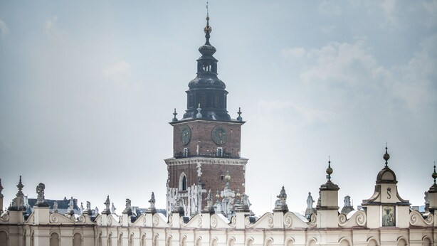 Un edificio histórico con una imponente torre de reloj y arquitectura ornamentada.