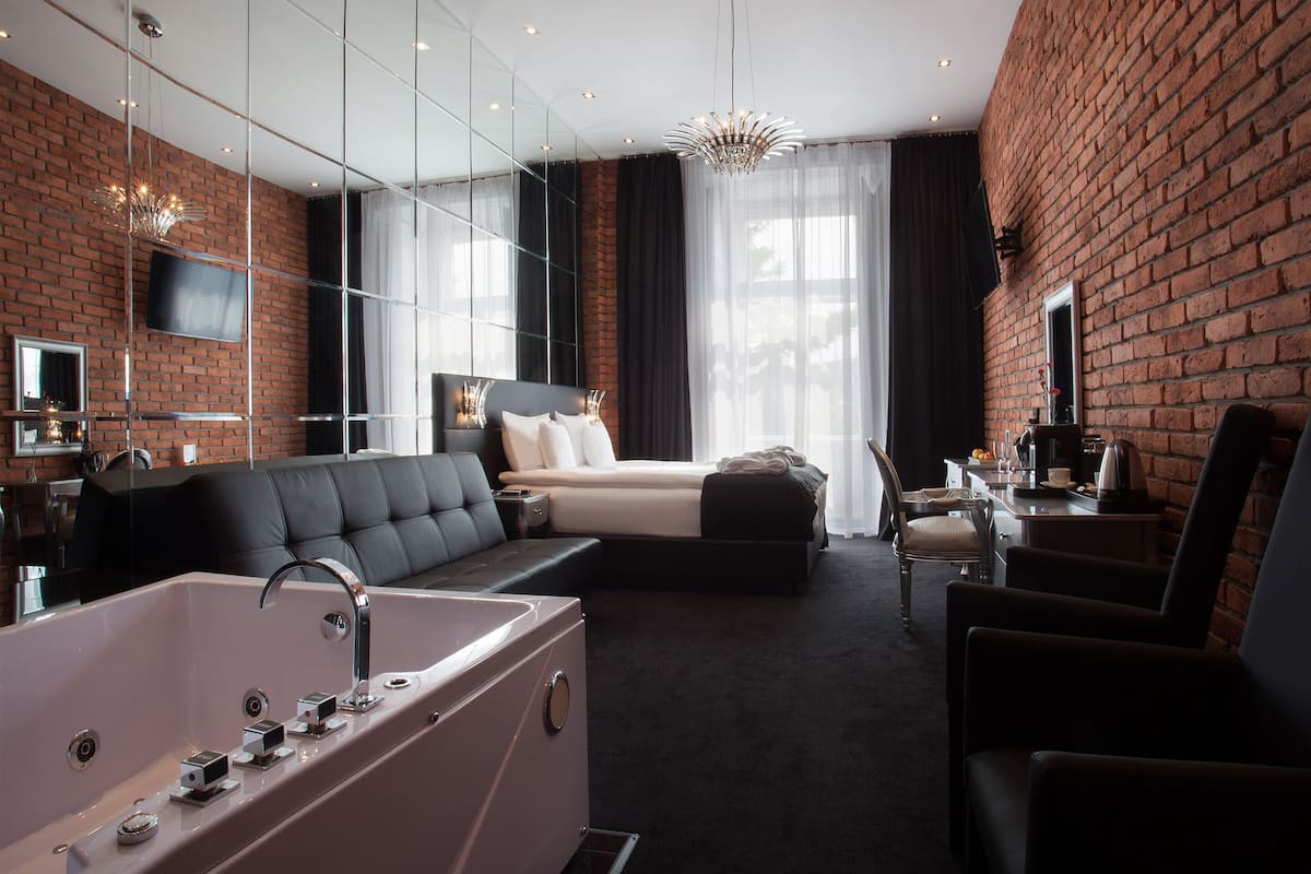 Junior Suite, Jetted Tub, City View | Egyptian cotton sheets, premium bedding, minibar, in-room safe