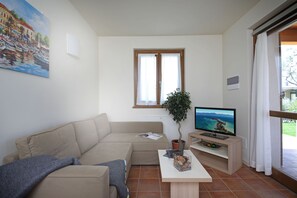 Televisión de pantalla plana, mesa de ping pong