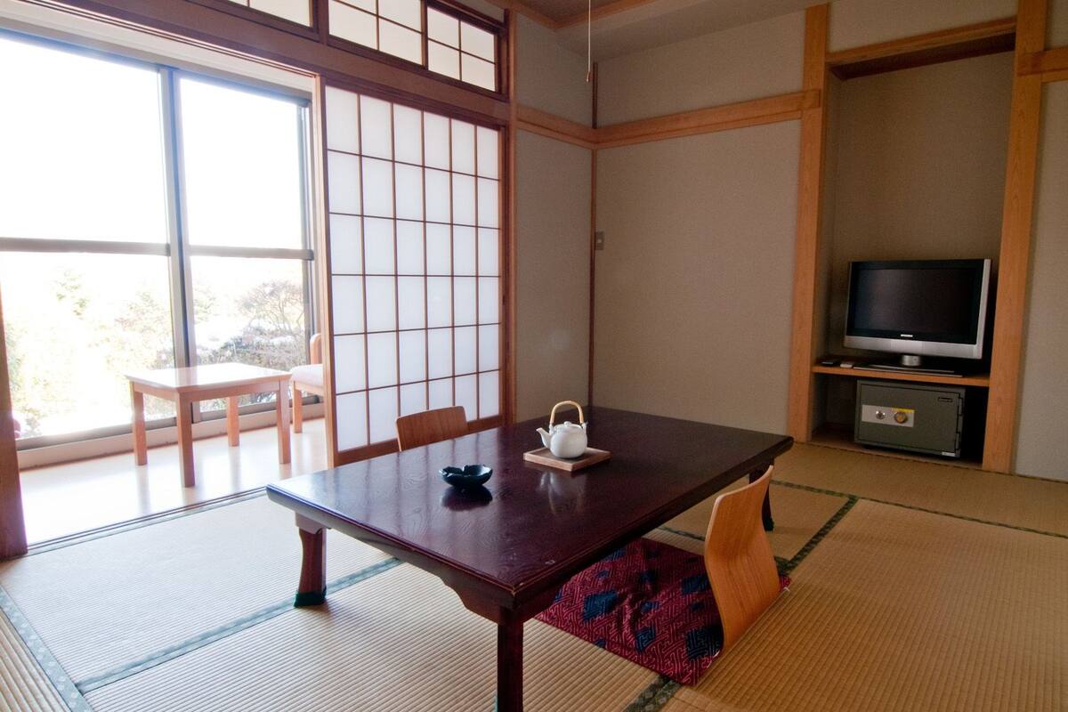 Japanese Style Room with Shared Bathroom, 8 Tatami units size room (12sq m)