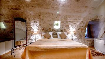 Phòng đôi Superior, 1 giường cỡ queen | 1 phòng ngủ, két bảo mật tại phòng, bàn, phòng cách âm