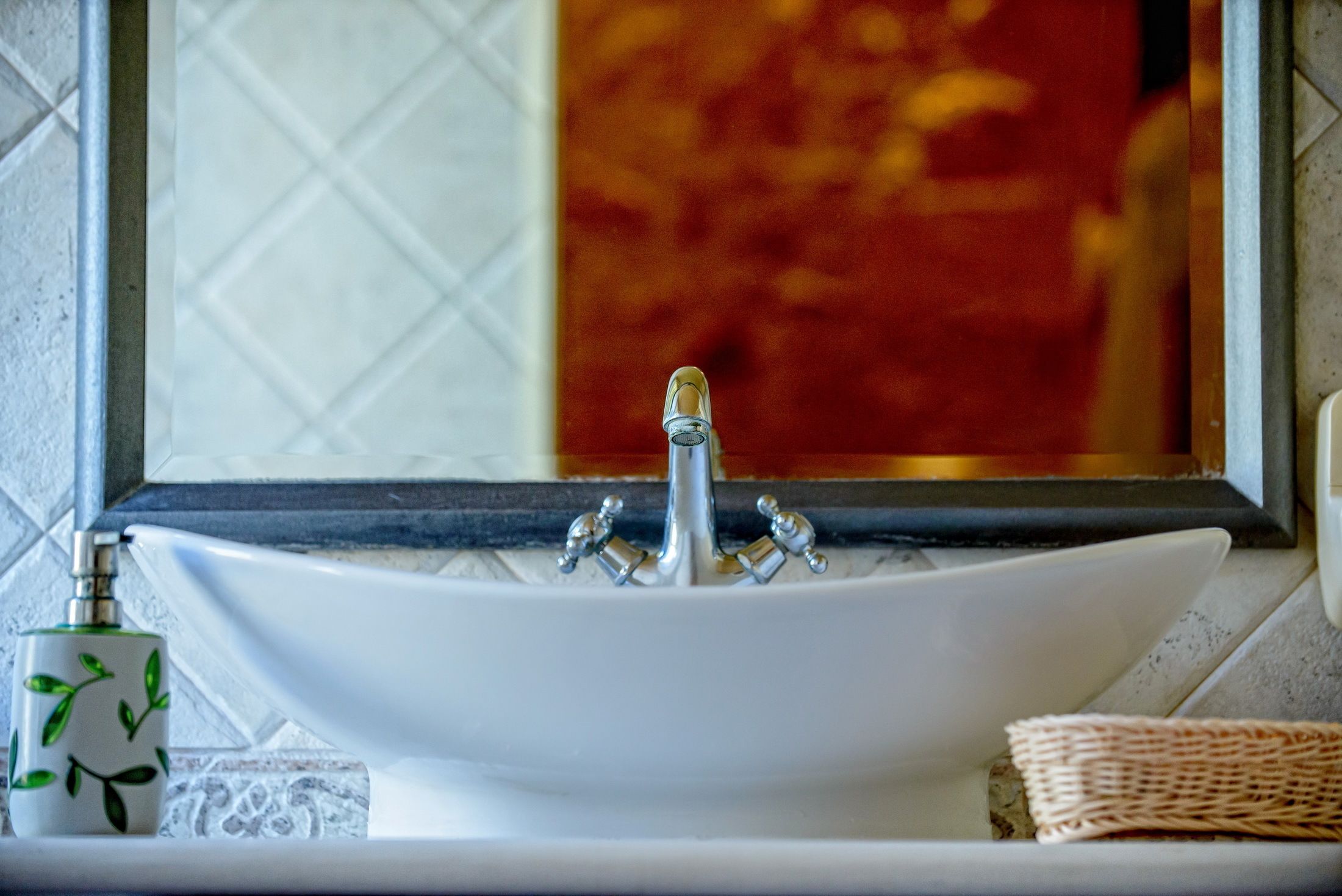 bathtub, deep-soaking bathtub, free toiletries, hair dryer