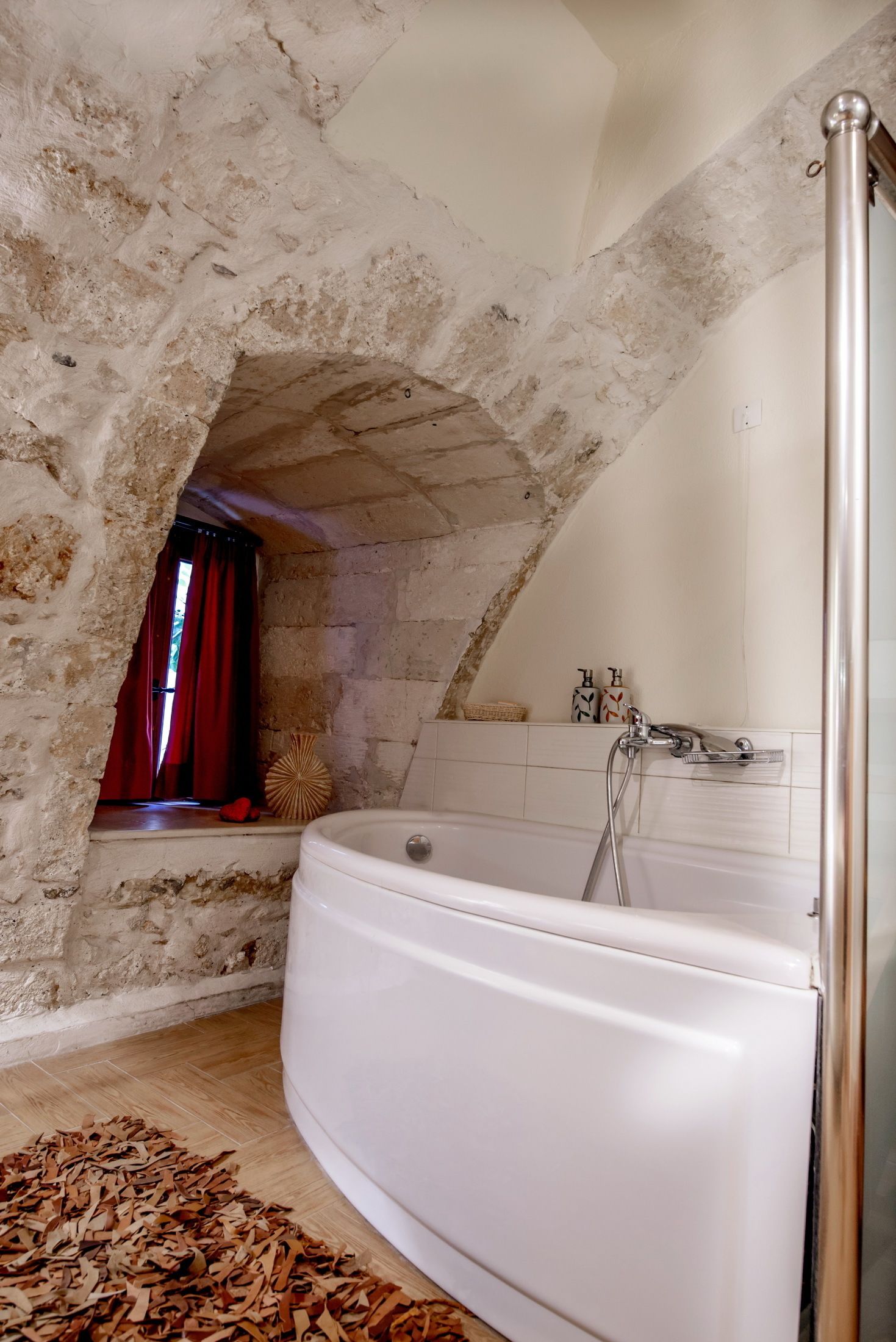 superior double room, 1 queen bed | bathroom | bathtub, deep-soaking bathtub, free toiletries, hair dryer