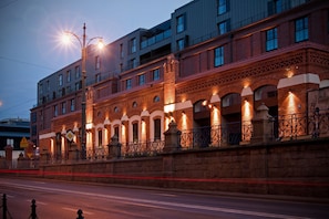 Front of property – evening/night - Old Town Luxury Apartments by Amstra (Kraków)