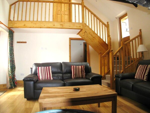 The Old Bakehouse | Living area | Flat-screen TV - Lamphey Studios (Pembroke)