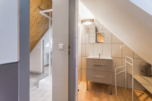 Apartment | Bathroom | Shower, hair dryer, towels