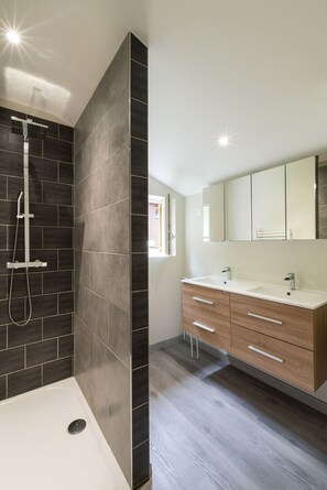 Chalet Confort, 3 habitaciones | Baño | Ducha, secador de pelo y toallas