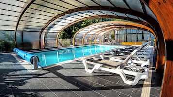 Kolam renang tertutup, kerusi lepak pantai