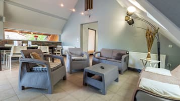 Apartemen | Area keluarga | TV layar datar