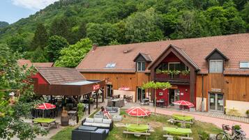 Serveert lunch en diner, lokale gerechten