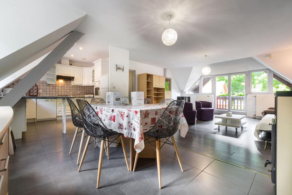 Un loft amplio con comedor, cocina y sala de estar.