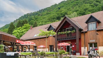 Melayani makan siang dan makan malam dengan sajian masakan lokal