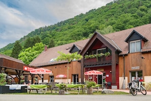 Déjeuner et dßner servis sur place, spécialités Cuisine locale
