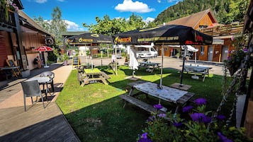 Déjeuner et dîner servis sur place, spécialités Cuisine locale