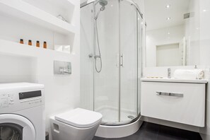 Junior-Suite, 1 Queen-Bett | Badezimmer | Haartrockner, Handtücher