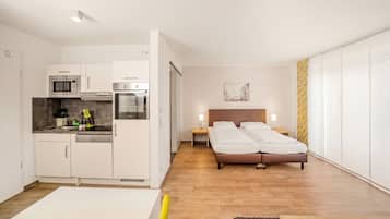 Hochwertige Bettwaren, Schreibtisch, schallisolierte Zimmer