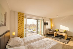 Hochwertige Bettwaren, Schreibtisch, schallisolierte Zimmer