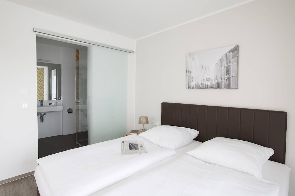 Luxe beddengoed, een bureau, geluiddichte muren
