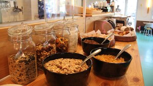 A buffet with various food items and containers. - ADAPT APARTMENT HOTEL Berlin-Adlershof (Berlin)