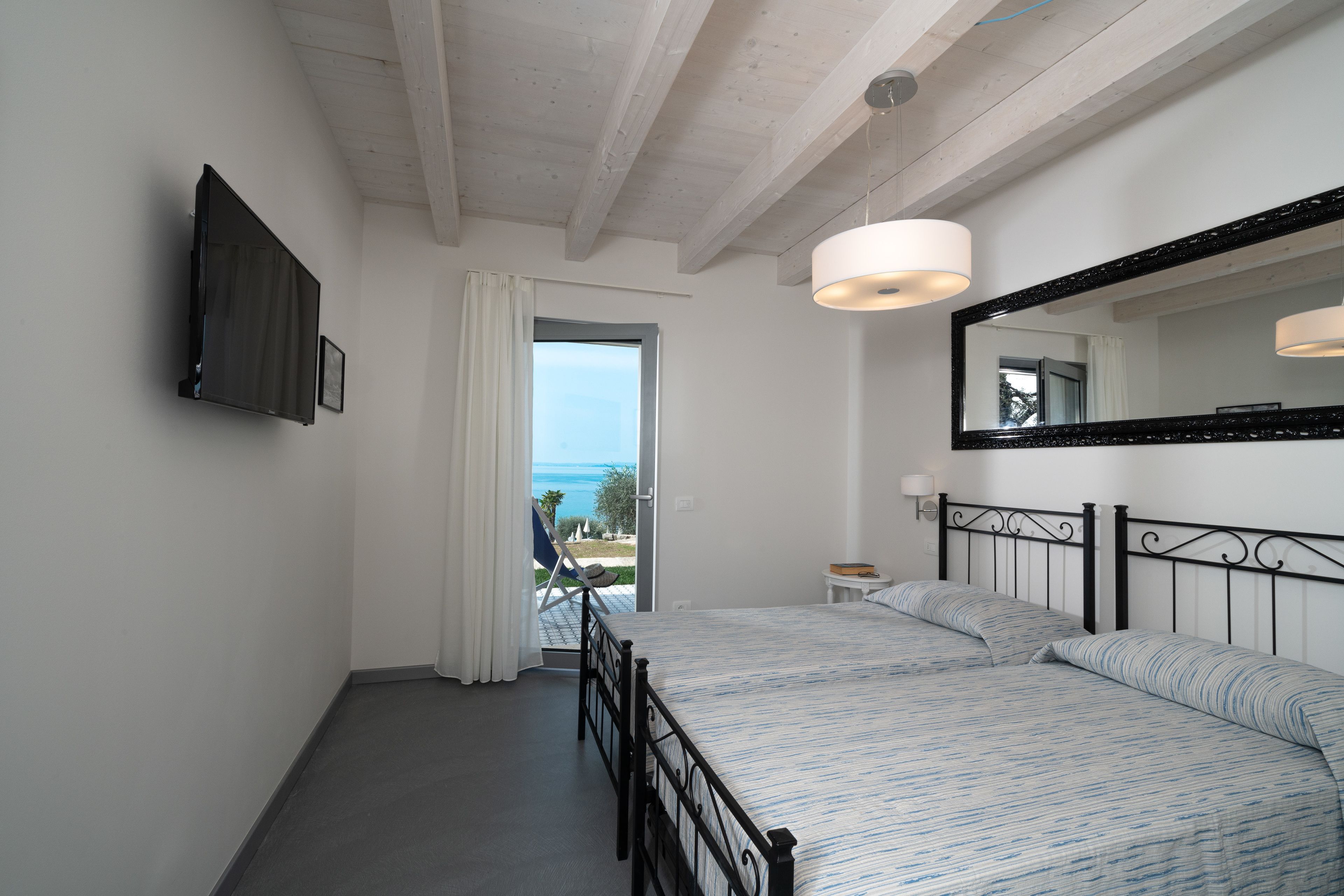 In-room safe, bed sheets