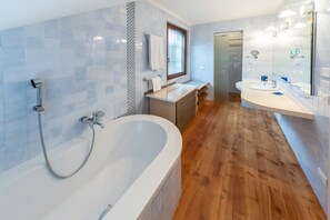 Lejlighed - 3 soveværelser (PLUS) | Badeværelse | Bruser, brusehoved med spredningseffekt, hårtørrer, bidet