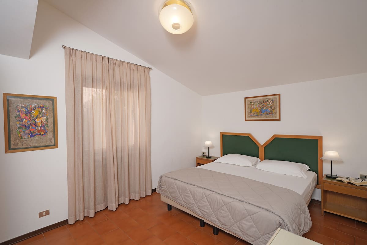1 chambre, coffres-forts dans les chambres, draps fournis