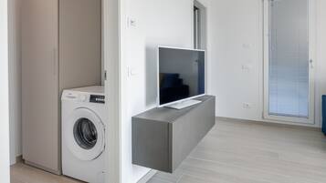 Deluxe Apartment, 1 Bedroom | Bathroom | Shower, hair dryer, bidet, towels