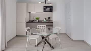 Appartamento Deluxe, 1 camera da letto | Cucina privata | Frigorifero, microonde, piano cottura, lavastoviglie