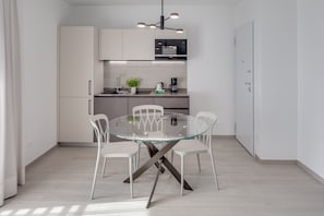 Deluxe Apartment, 1 Bedroom | Private kitchen