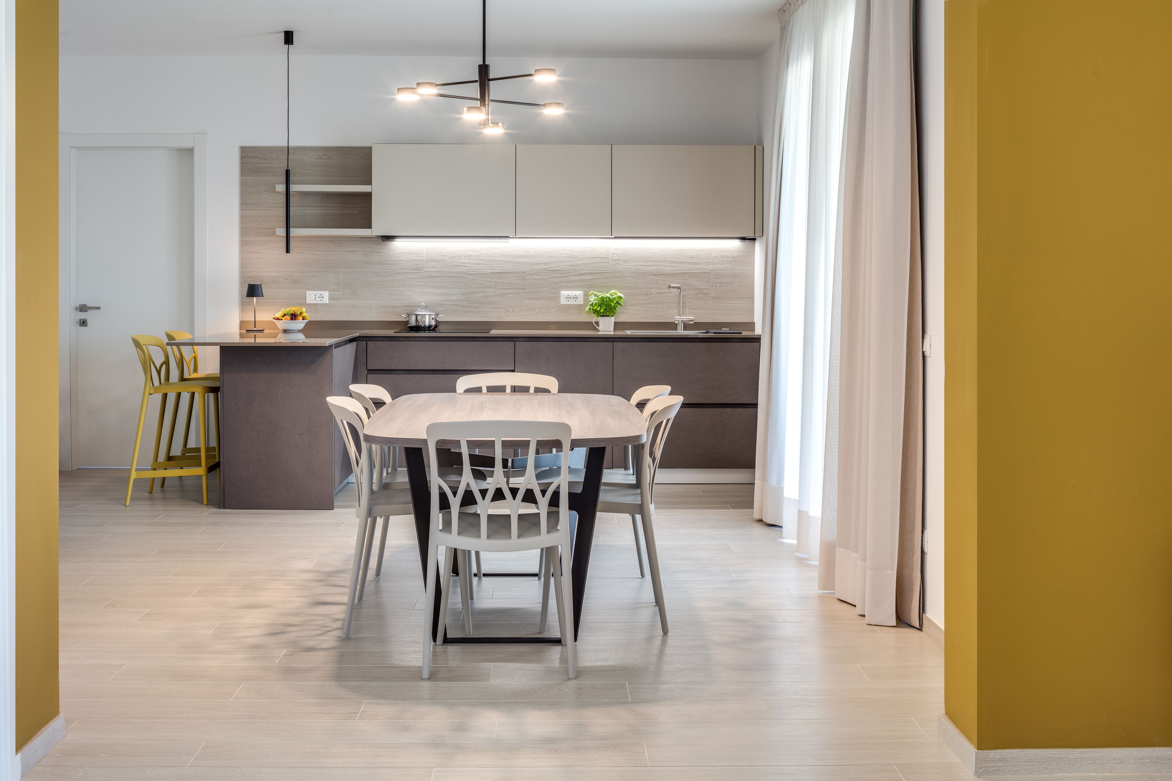 Apartamento luxo, 2 quartos | Cozinha privada | Geladeira, micro-ondas, cooktop, lava-louças