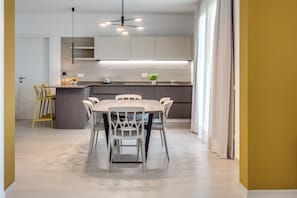 Appartement Deluxe, 2 chambres | Cuisine privée | Réfrigérateur, four à micro-ondes, surface de cuisson, lave-vaisselle