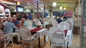 2 restauranter, der serverer morgenmad, frokost og aftensmad