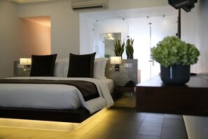高档床上用品、迷你吧、客房内保险箱、办公桌