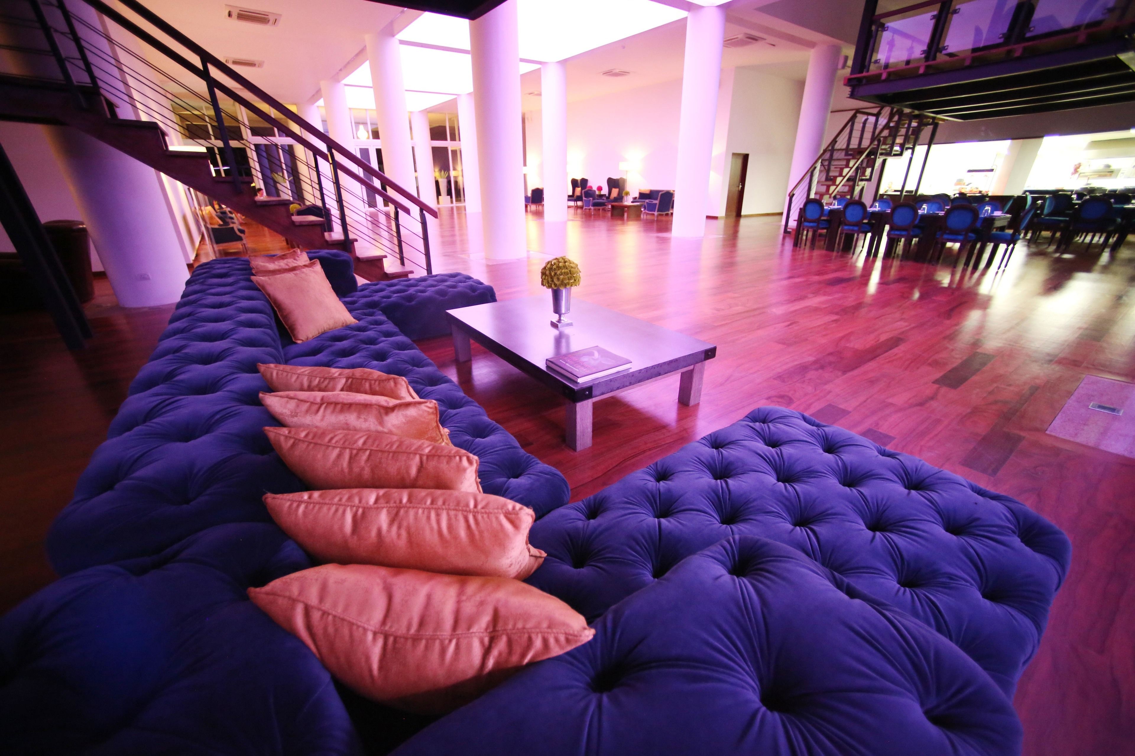 breakfast, lunch, dinner served; international cuisine