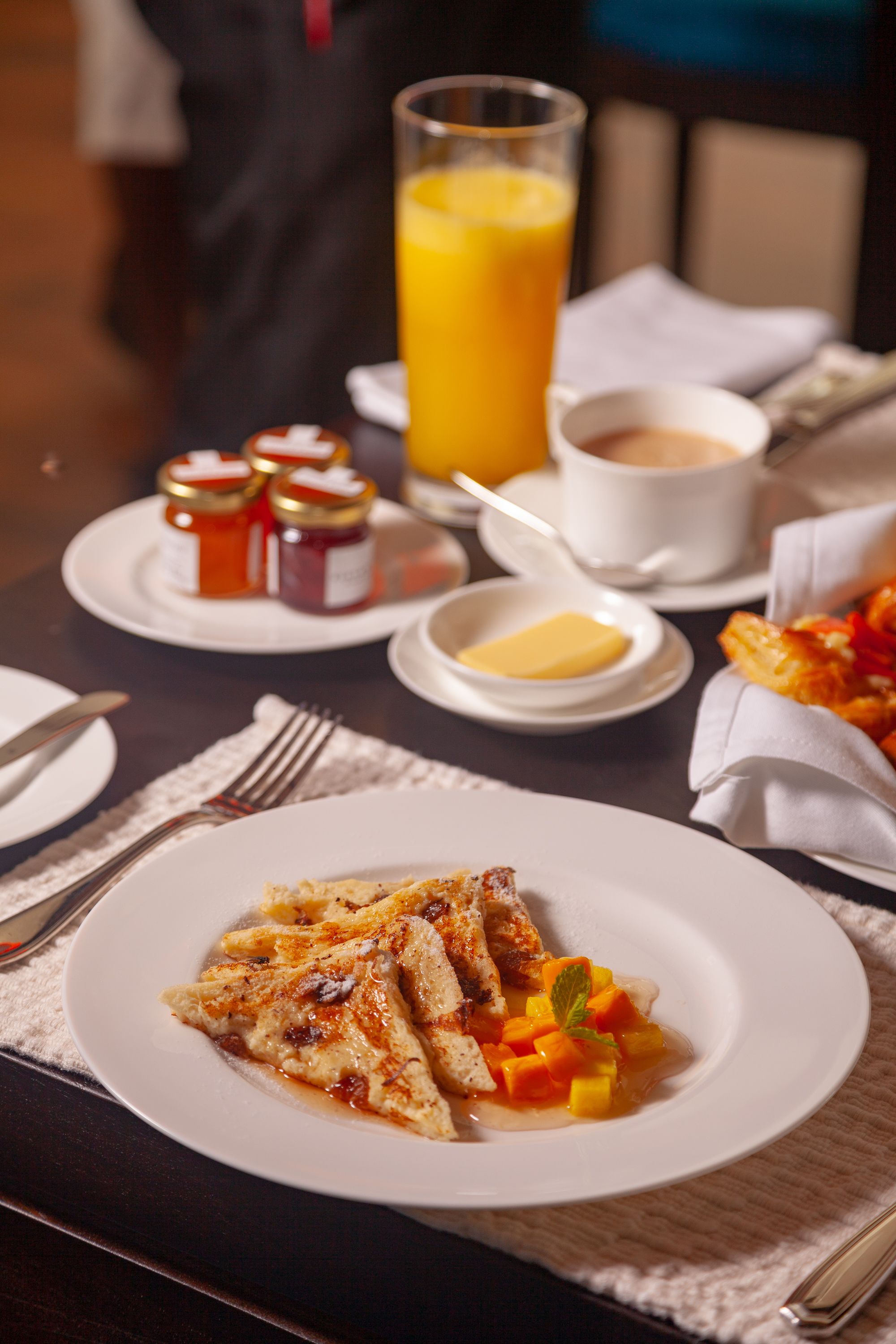 breakfast, lunch, dinner served; international cuisine