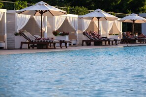 2 piscines extérieures, parasols de plage, chaises longues