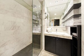 Shower, hair dryer, slippers, towels - Singerstrasse 21-25 Aparthotel 350m next to St Stephen´s Square (Vienna)
