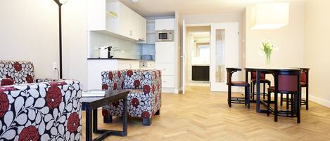 Executive Apartment, 1 Bedroom | Ruang tamu | TV skrin rata, stesen dok iPod