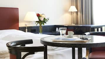 Deluxe Apartment | Living area | Flat-screen TV, iPod dock