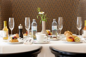 Desayuno buffet diario (EUR 21 por persona)